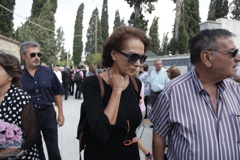 Σπαραγμός στην κηδεία του Ανδρέα Μπάρκουλη -Τραγικές φιγούρες η σύζυγος και ο γιος του [εικόνες] | iefimerida.gr 15