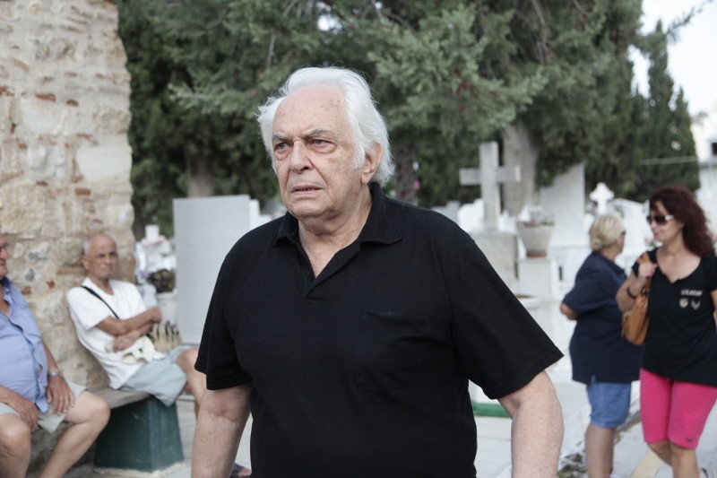 Σπαραγμός στην κηδεία του Ανδρέα Μπάρκουλη -Τραγικές φιγούρες η σύζυγος και ο γιος του [εικόνες] | iefimerida.gr 16