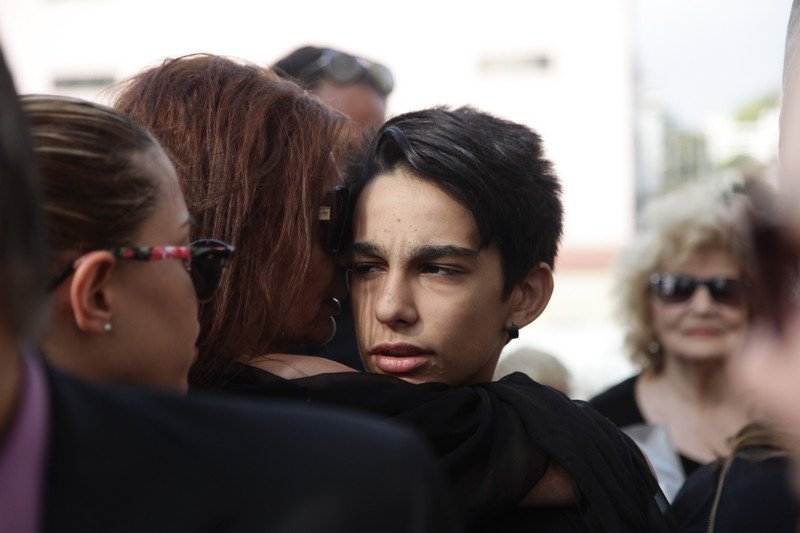 Σπαραγμός στην κηδεία του Ανδρέα Μπάρκουλη -Τραγικές φιγούρες η σύζυγος και ο γιος του [εικόνες] | iefimerida.gr 1