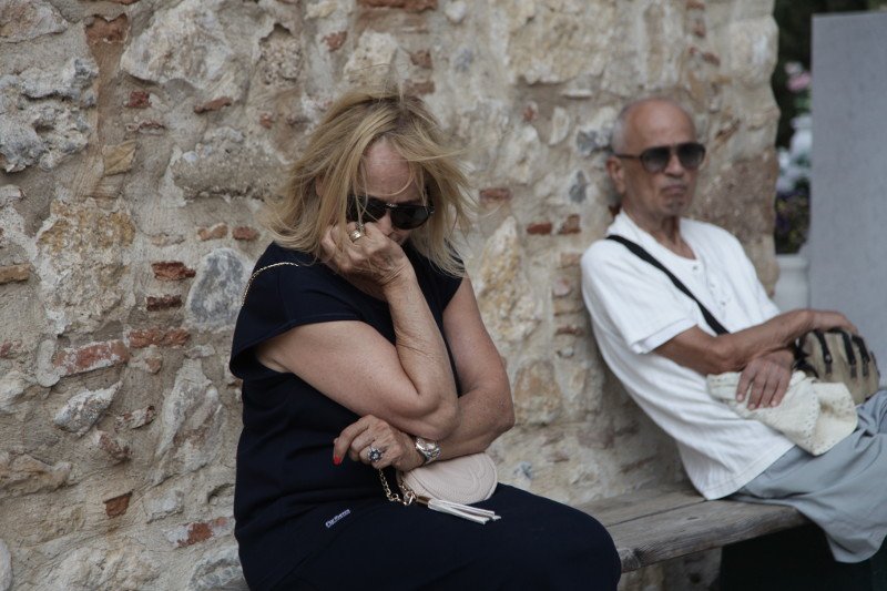 Σπαραγμός στην κηδεία του Ανδρέα Μπάρκουλη -Τραγικές φιγούρες η σύζυγος και ο γιος του [εικόνες] | iefimerida.gr 13