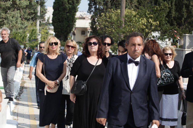 Σπαραγμός στην κηδεία του Ανδρέα Μπάρκουλη -Τραγικές φιγούρες η σύζυγος και ο γιος του [εικόνες] | iefimerida.gr 17