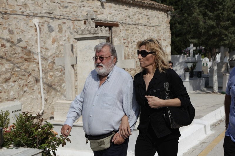 Σπαραγμός στην κηδεία του Ανδρέα Μπάρκουλη -Τραγικές φιγούρες η σύζυγος και ο γιος του [εικόνες] | iefimerida.gr 12