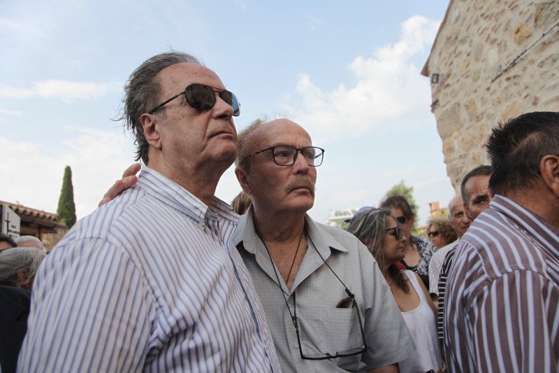 Σπαραγμός στην κηδεία του Ανδρέα Μπάρκουλη -Τραγικές φιγούρες η σύζυγος και ο γιος του [εικόνες] | iefimerida.gr 10