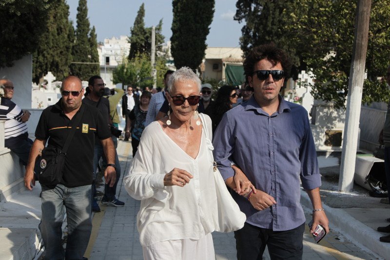 Σπαραγμός στην κηδεία του Ανδρέα Μπάρκουλη -Τραγικές φιγούρες η σύζυγος και ο γιος του [εικόνες] | iefimerida.gr 5