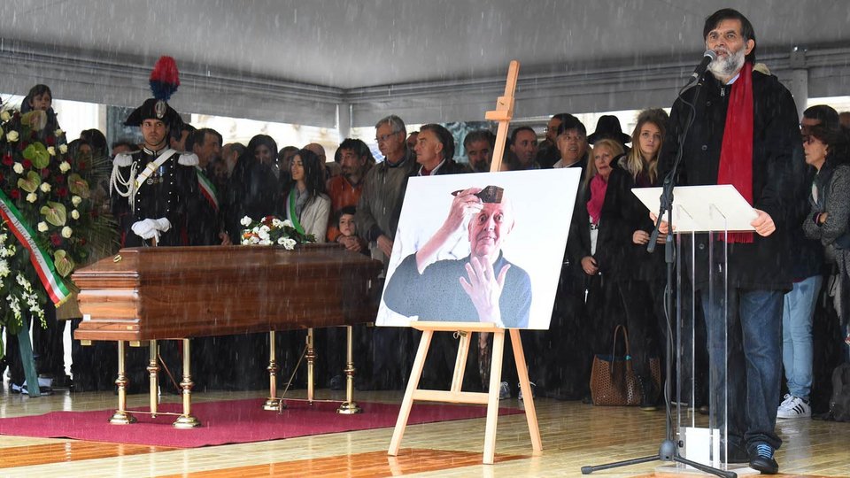 Χιλιάδες κόσμου στην κηδεία του Ντάριο Φο -Ο πατέρας μου δεν έσκυψε ποτέ το κεφάλι, είπε ο γιος του [εικόνα]  | iefimerida.gr 0