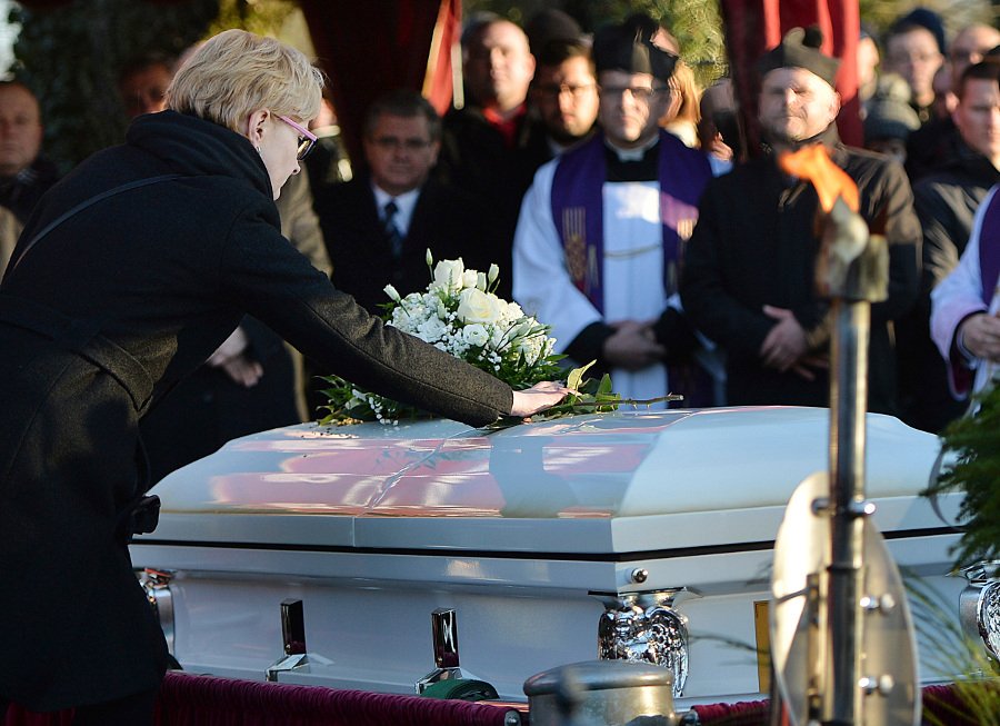 Ο Πρόεδρος της Πολωνίας στην κηδεία του οδηγού της νταλίκας που σκόρπισε το θάνατο στο Βερολίνο [εικόνες]  | iefimerida.gr 1
