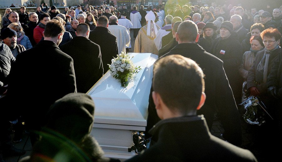 Ο Πρόεδρος της Πολωνίας στην κηδεία του οδηγού της νταλίκας που σκόρπισε το θάνατο στο Βερολίνο [εικόνες]  | iefimerida.gr 0