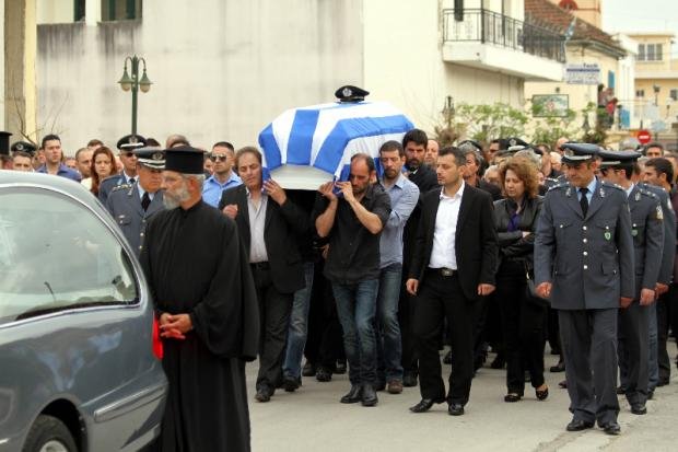 Θρήνος στην κηδεία του αστυνομικού που μαχαιρώθηκε από διαρρήκτη [εικόνες] | iefimerida.gr 3