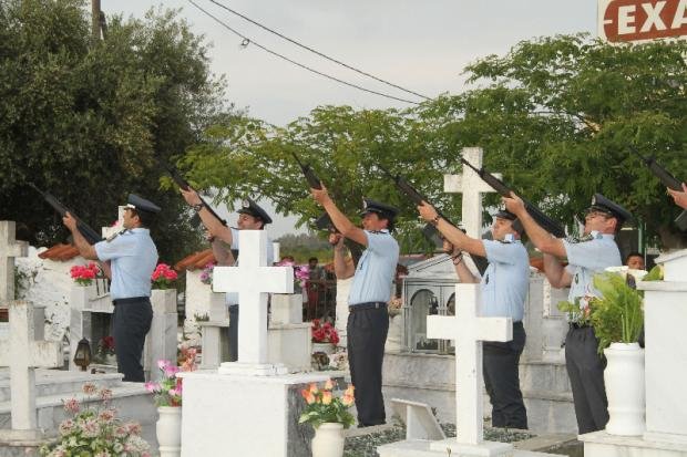 Θρήνος στην κηδεία του αστυνομικού που μαχαιρώθηκε από διαρρήκτη [εικόνες] | iefimerida.gr 4