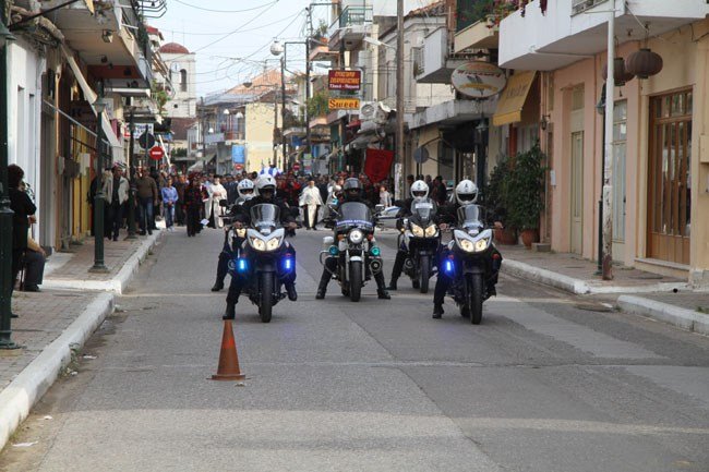 Θρήνος στην κηδεία του αστυνομικού που μαχαιρώθηκε από διαρρήκτη [εικόνες] | iefimerida.gr 0
