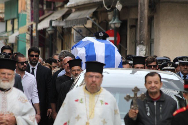 Θρήνος στην κηδεία του αστυνομικού που μαχαιρώθηκε από διαρρήκτη [εικόνες] | iefimerida.gr 2