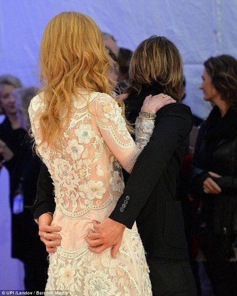 Ο σύζυγος της Νικόλ Κίντμαν βρήκε στήριγμα στα... οπίσθιά της μπροστά στις κάμερες [εικόνες] | iefimerida.gr 1