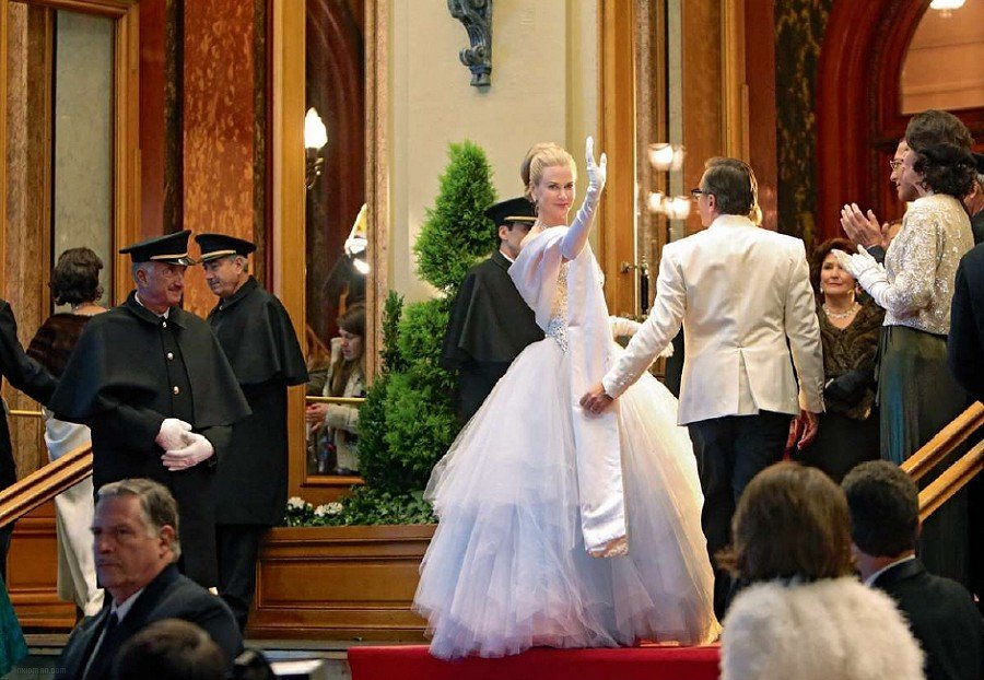 Η Νικολ Κιντμαν φοράει κοσμήματα του οίκου Cartier και υποδύεται την Grace Kelly [εικόνες] | iefimerida.gr 1