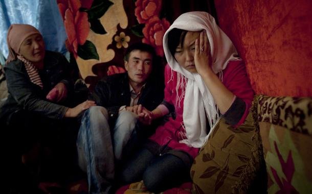 Υποψήφιοι γαμπροί απαγάγουν γυναίκες και τις αναγκάζουν να τους παντρευτούν με το ζόρι [εικόνες&βίντεο]  | iefimerida.gr 0