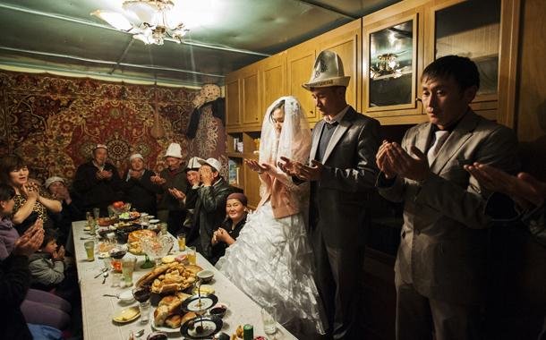 Υποψήφιοι γαμπροί απαγάγουν γυναίκες και τις αναγκάζουν να τους παντρευτούν με το ζόρι [εικόνες&βίντεο]  | iefimerida.gr 1