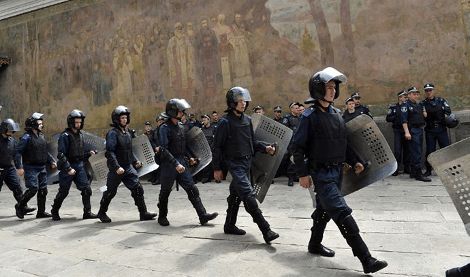 Αντιμέτωπος με τους ουκρανούς ακροδεξιούς και τους ρωσόφωνους αυτονομιστές ο πρόεδρος Ποροσένκο - Άγριο ξύλο έξω από μοναστήρι στο Κίεβο [βίντεο&εικόνες] | iefimerida.gr 3