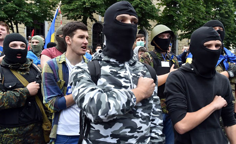 Αντιμέτωπος με τους ουκρανούς ακροδεξιούς και τους ρωσόφωνους αυτονομιστές ο πρόεδρος Ποροσένκο - Άγριο ξύλο έξω από μοναστήρι στο Κίεβο [βίντεο&εικόνες] | iefimerida.gr 2