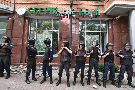 Αντιμέτωπος με τους ουκρανούς ακροδεξιούς και τους ρωσόφωνους αυτονομιστές ο πρόεδρος Ποροσένκο - Άγριο ξύλο έξω από μοναστήρι στο Κίεβο [βίντεο&εικόνες] | iefimerida.gr 1