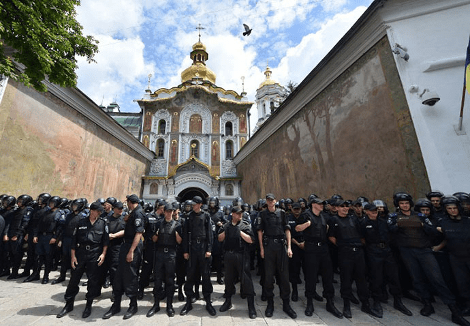 Αντιμέτωπος με τους ουκρανούς ακροδεξιούς και τους ρωσόφωνους αυτονομιστές ο πρόεδρος Ποροσένκο - Άγριο ξύλο έξω από μοναστήρι στο Κίεβο [βίντεο&εικόνες] | iefimerida.gr 0