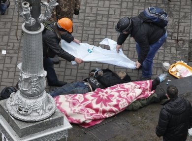 Σκηνές εμφυλίου στο Κίεβο: Βία εκτός ορίων - σφαίρες και νεκροί παντού στους δρόμους | iefimerida.gr 4
