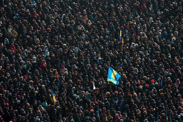 Κατάκοποι αστυνομικοί στο Κίεβο κοιμούνται στην άσφαλτο -Γιατί η Ουκρανία κύλησε σε εμφύλιο [εικόνες] | iefimerida.gr 1