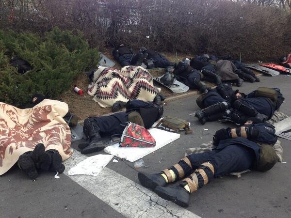 Κατάκοποι αστυνομικοί στο Κίεβο κοιμούνται στην άσφαλτο -Γιατί η Ουκρανία κύλησε σε εμφύλιο [εικόνες] | iefimerida.gr 0