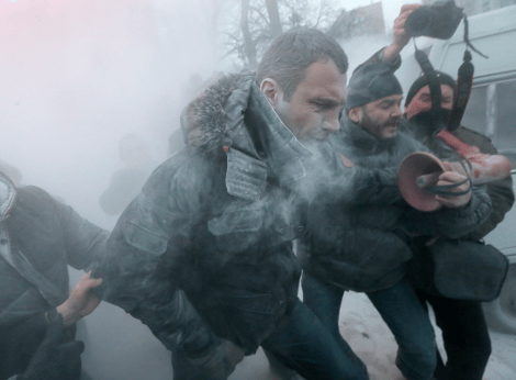 Το Κίεβο φλέγεται: 200.000 διαδηλωτές πολιόρκησαν την ουκρανική Βουλή [εικόνες&βίντεο] | iefimerida.gr 0