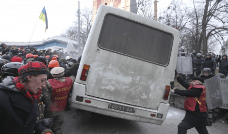 Το Κίεβο φλέγεται: 200.000 διαδηλωτές πολιόρκησαν την ουκρανική Βουλή [εικόνες&βίντεο] | iefimerida.gr 1