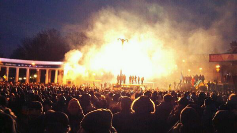 Το Κίεβο φλέγεται: 200.000 διαδηλωτές πολιόρκησαν την ουκρανική Βουλή [εικόνες&βίντεο] | iefimerida.gr 4