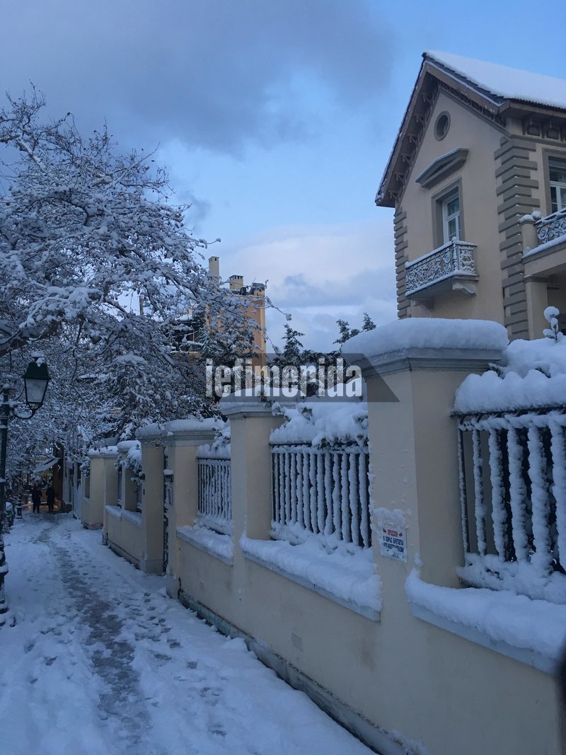 Παχύ στρώμα παγετού στα πεζοδρόμια της Κηφισιάς