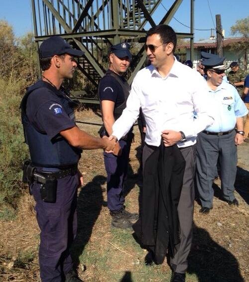 O Kικίλιας με σωσίβιο πάνω σε βάρκα στον Εβρο ρωτάει για λαθρομετανάστες [εικόνες] | iefimerida.gr 0