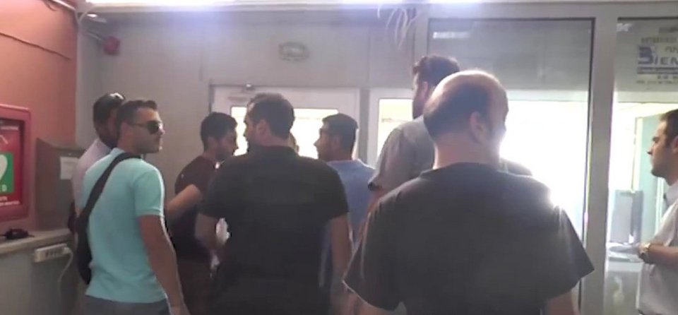 Επίθεση με γιαούρτια κατά του Κικίλια [βίντεο] | iefimerida.gr 0