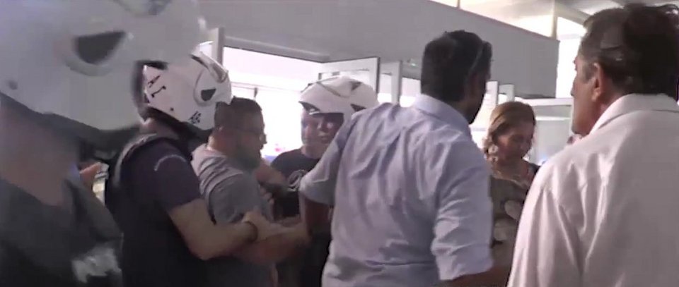 Επίθεση με γιαούρτια κατά του Κικίλια [βίντεο] | iefimerida.gr 1