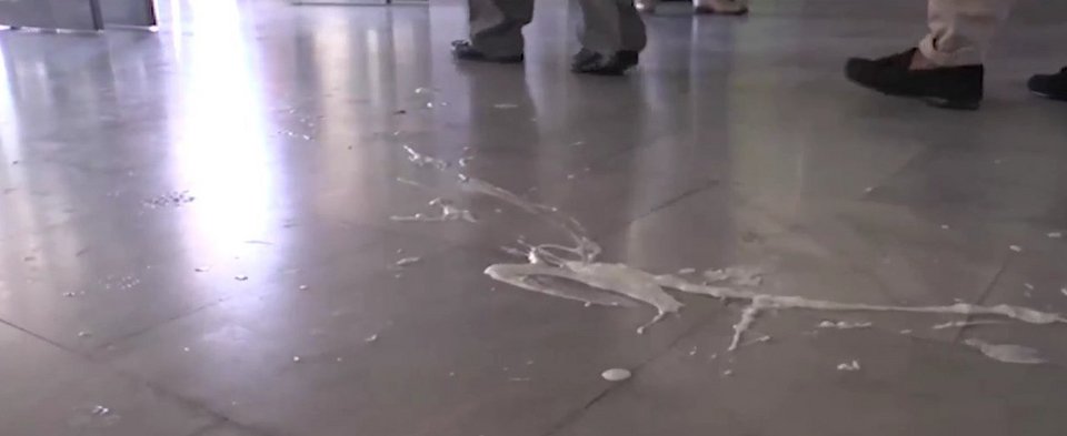 Επίθεση με γιαούρτια κατά του Κικίλια [βίντεο] | iefimerida.gr 2