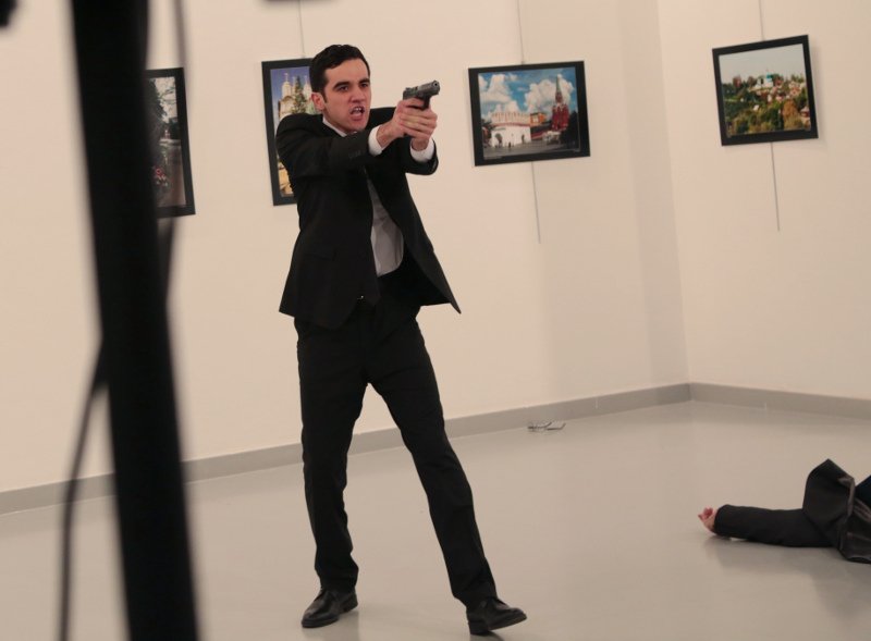 «Τον είδα να σβήνει μπροστά στα μάτια μου» -Η συγκλονιστική περιγραφή του φωτογράφου που κατέγραψε τη δολοφονία του Ρώσου πρέσβη | iefimerida.gr 1