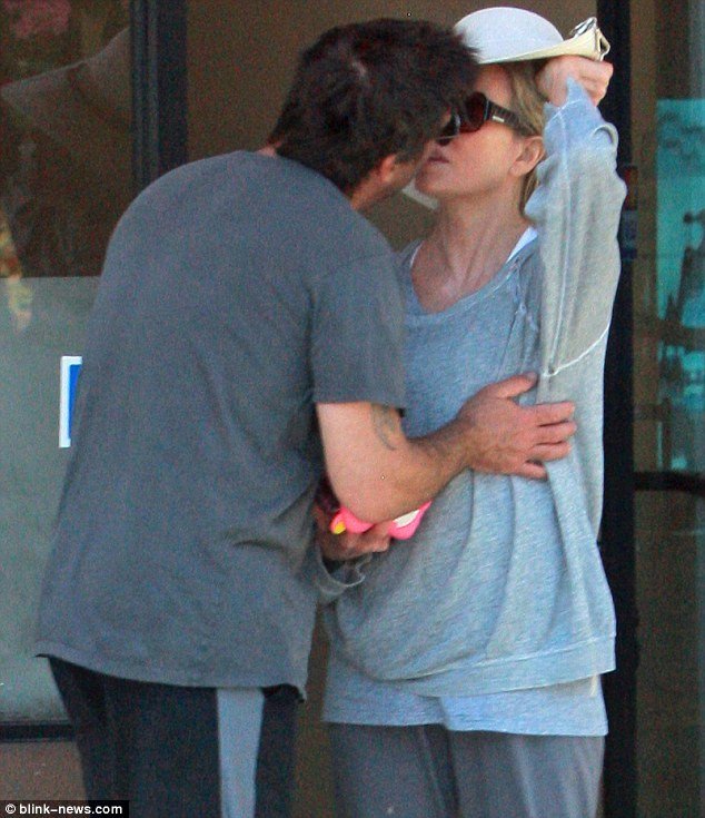 «Καυτά» φιλιά της 62χρονης Κιμ Μπέισινγκερ με τον κομμωτή της [εικόνες]  | iefimerida.gr 0