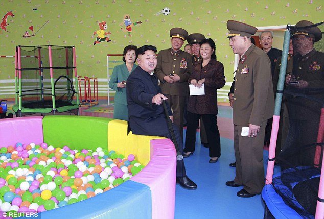 Ο Κιμ Γιονγκ Ουν, αφού διέταξε την εκτέλεση 6 υπουργών, εγκαινίασε ορφανοτροφείο χαζογελώντας στις κάμερες [εικόνες] | iefimerida.gr 0