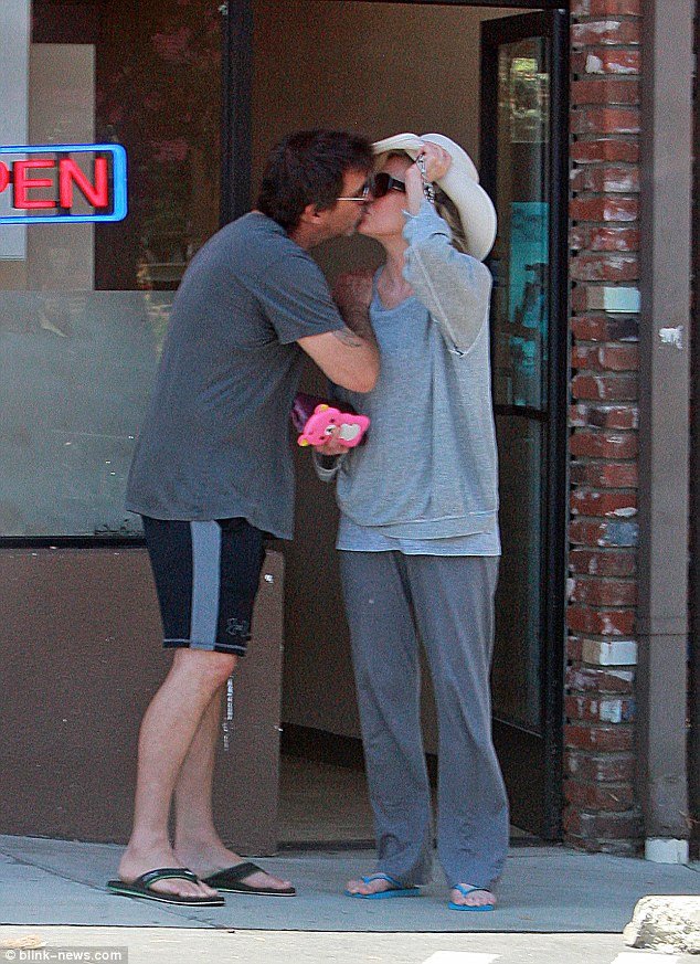 «Καυτά» φιλιά της 62χρονης Κιμ Μπέισινγκερ με τον κομμωτή της [εικόνες]  | iefimerida.gr 1