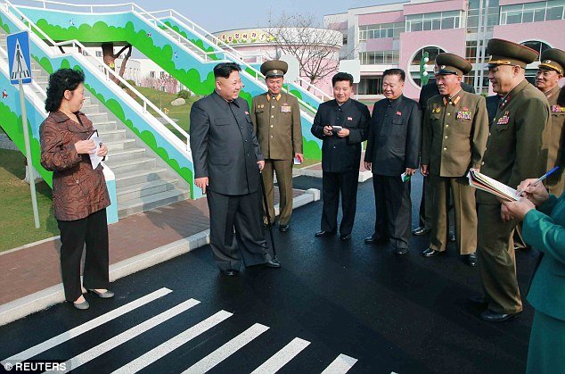 Ο Κιμ Γιονγκ Ουν, αφού διέταξε την εκτέλεση 6 υπουργών, εγκαινίασε ορφανοτροφείο χαζογελώντας στις κάμερες [εικόνες] | iefimerida.gr 3