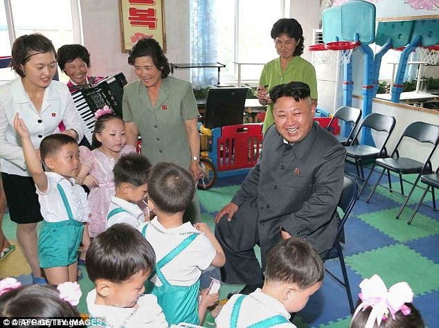 Ο Κιμ Γιονγκ Ουν, αφού διέταξε την εκτέλεση 6 υπουργών, εγκαινίασε ορφανοτροφείο χαζογελώντας στις κάμερες [εικόνες] | iefimerida.gr 4