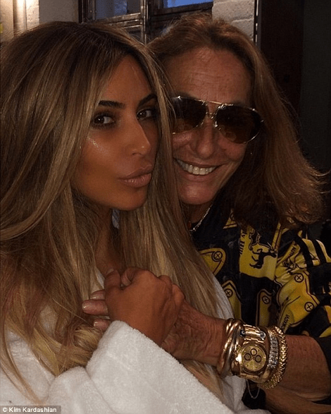 Η selfie της Κιμ Καρντάσιαν με το ξανθό μαλλί που προκάλεσε κομφούζιο [εικόνες] | iefimerida.gr 2