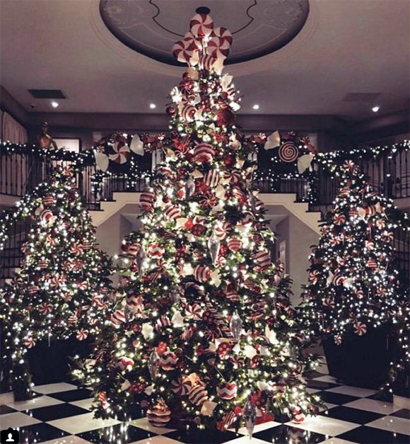 Πόσα χριστουγεννιάτικα δέντρα στόλισε η Κιμ Καρντάσιαν [εικόνες] | iefimerida.gr 0