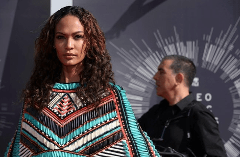 Την πάτησε η Κιμ Καρντάσιαν -Η γυναίκα που φορούσε το ίδιο φόρεμα με εκείνη στα βραβεία MTV [εικόνες] | iefimerida.gr 4