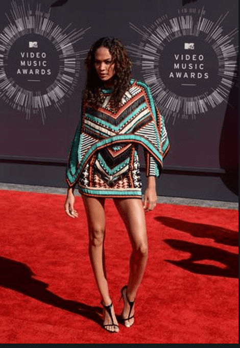 Την πάτησε η Κιμ Καρντάσιαν -Η γυναίκα που φορούσε το ίδιο φόρεμα με εκείνη στα βραβεία MTV [εικόνες] | iefimerida.gr 7