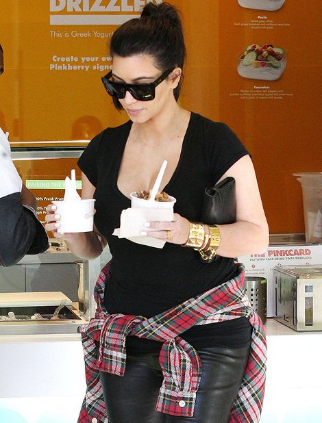 Δυο-δυο τα τρώει τα frozen yogurt η Κιμ Καρντάσιαν [εικόνες]  | iefimerida.gr 0