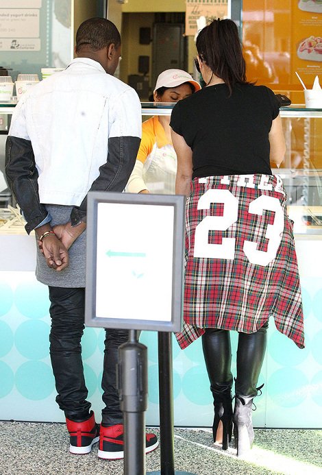 Δυο-δυο τα τρώει τα frozen yogurt η Κιμ Καρντάσιαν [εικόνες]  | iefimerida.gr 1