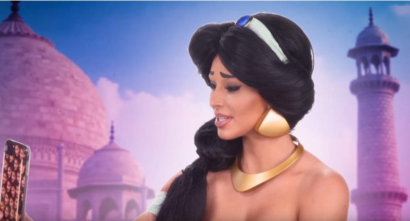 Η Κιμ Καρντάσιαν μεταμορφώνεται σε πριγκίπισσα Γιασμίν αλλά δεν πείθει ούτε την κόρη της [εικόνες & βίντεο] | iefimerida.gr 0