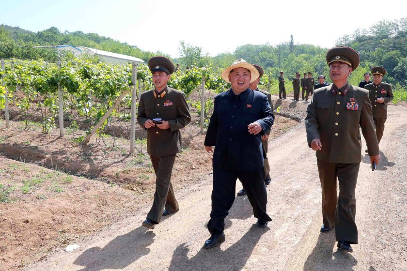 O Κιμ Γιονγκ Ουν αγρότης: Με ψάθινο καπέλο στους αγρούς [εικόνες] | iefimerida.gr 2