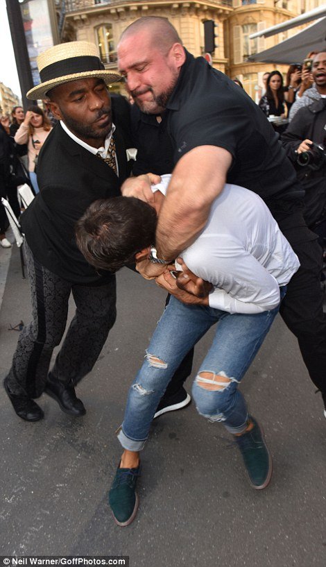 Διάσημος φαρσέρ φίλησε τα οπίσθια της Κιμ Καρντάσιαν -Της επιτέθηκε στο Παρίσι [εικόνες & βίντεο] | iefimerida.gr 3