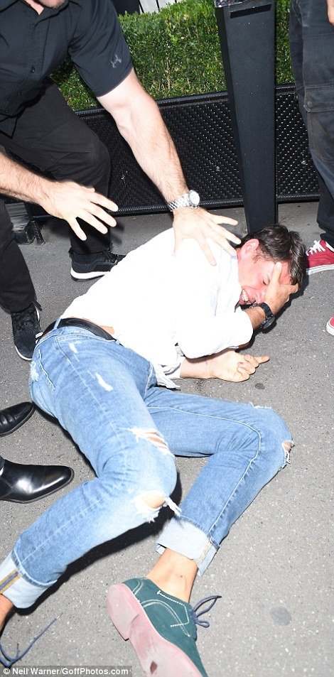 Διάσημος φαρσέρ φίλησε τα οπίσθια της Κιμ Καρντάσιαν -Της επιτέθηκε στο Παρίσι [εικόνες & βίντεο] | iefimerida.gr 4